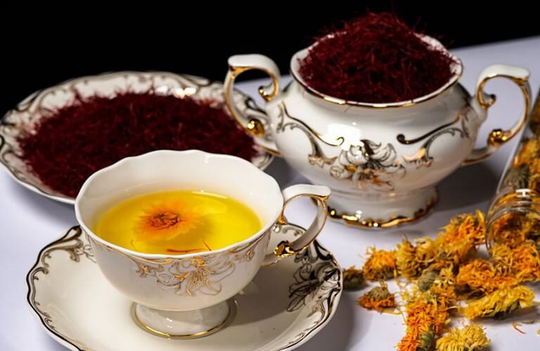 Dùng nhụy hoa nghệ tây pha trà, dùng trong món ăn để có được giấc ngủ ngon và sâu giấc hơn. 